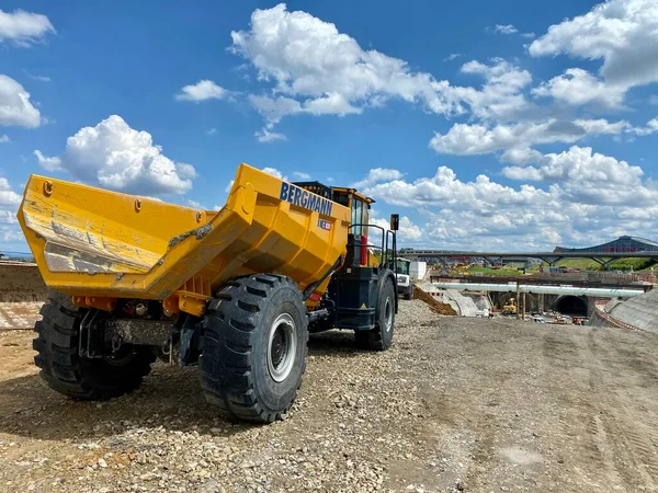 Baustelle des Bahnprojekts Stuttgart 21 mit riesigen Maschinen am Flughafen Stuttgart: Hier fahren die Züge wieder unterirdisch in den Filderbahnhof, der Flughafen und Handel verbindet — Stockfoto