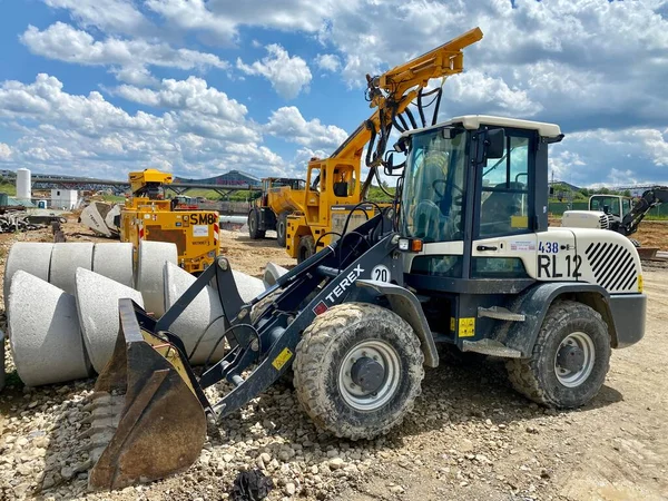 Baustelle des Bahnprojekts Stuttgart 21 mit riesigen Maschinen am Flughafen Stuttgart: Hier fahren die Züge wieder unterirdisch in den Filderbahnhof, der Flughafen und Handel verbindet — Stockfoto