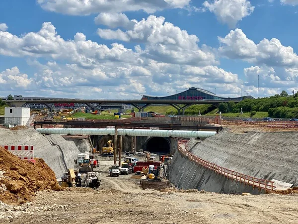 Site de construction du projet ferroviaire Stuttgart21 avec d'énormes machines à l'aéroport de Stuttgart : Ici, les trains reprendront le métro dans le Filderbahnhof, reliant l'aéroport et le commerce — Photo