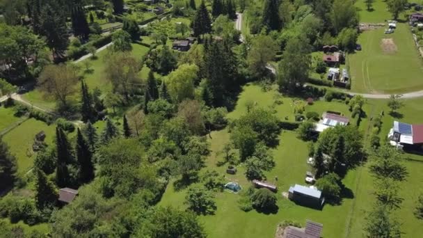 Vue aérienne des jardins d'allotissement à la périphérie de Stuttgart, dans le sud de l'Allemagne — Video