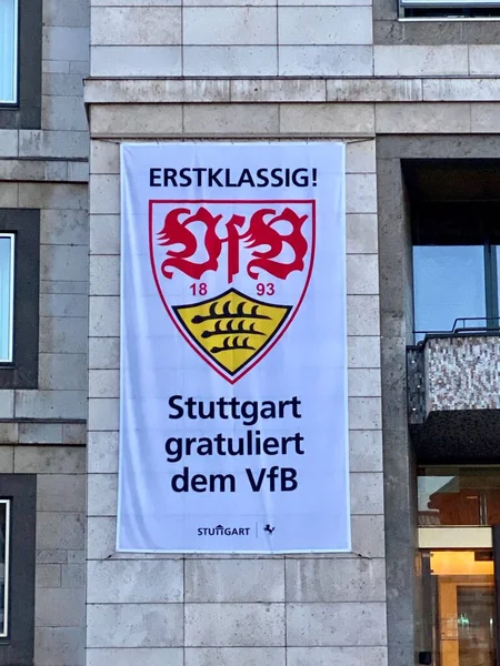 Op het gemeentehuis van Stuttgart is een grote spandoek gemonteerd om het voetbalteam van de VFB Stuttgart te feliciteren met hun terugkeer naar de Duitse eredivisie, Erste Bundesliga. . — Stockfoto