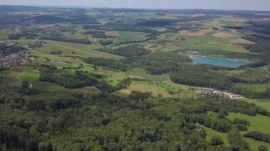Hegau 'daki Binningen Gölü' nün hava manzarası Hegau volkanik konisi Hohenstoffeln, Almanya 'dan
