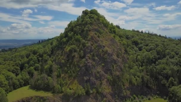 El cono volcánico Hohenstoffeln en el área de Hegau cerca del lago Constanza en Alemania — Vídeos de Stock