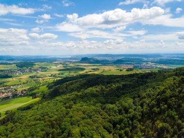 Almanya 'daki Constance Gölü' ne doğru Hegau Bölgesi 'nin sönmüş volkanları üzerindeki hava manzarası