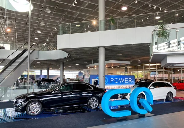 Гибридный автомобиль Mercedes-Benz E300e с электрическим и двигателем сгорания в рамках линии электропередач EQ представлен в выставочном зале Mercedes Benz в штаб-квартире компании в Штутгарте, Германия . — стоковое фото
