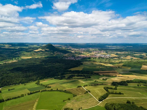 Vista aérea sobre os vulcões extintos da região de Hegau, perto do Lago Constança, na Alemanha Imagem De Stock