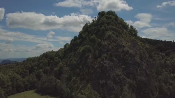 O cone vulcânico Hohenstoffeln na área de Hegau, perto do Lago Constança, na Alemanha — Vídeo de Stock