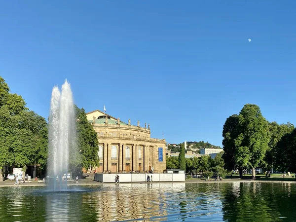 Stuttgart State Theatre Opera building and fountain in Eckensee lake, Germany — Stock Photo, Image