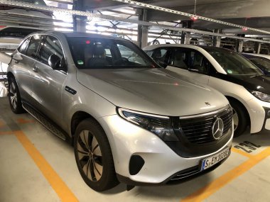 Gümüş rengi bir Mercedes-Benz EQC 1886 model özel üretim araba Stuttgart 'ta bir otoparkta park halinde.
