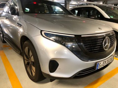 Gümüş rengi bir Mercedes-Benz EQC 1886 model özel üretim araba Stuttgart 'ta bir otoparkta park halinde.