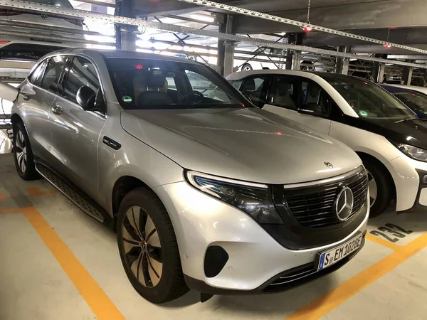 Srebrny Mercedes-Benz EQC 1886 specjalne wydanie samochodu jest zaparkowany na parkingu w Stuttgarcie — Zdjęcie stockowe