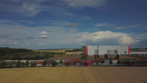 Luchtfoto van de containerterminal in Ulm, Duitsland met spoorverbinding en groot magazijn op de achtergrond. — Stockvideo