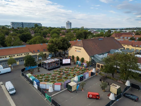 Aerial de pessoas desfrutando de um concerto ao ar livre da Orquestra de Câmara de Stuttgart durante o Kastellsommer em Roemerkastell em Stuttgart, Alemanha - devido à Corona Pandemic, distanciamento social — Fotografia de Stock