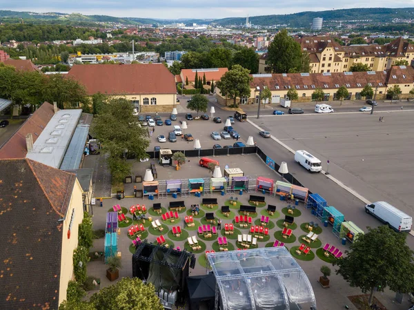 Aérea de personas disfrutando de un concierto al aire libre de la Orquesta de Cámara de Stuttgart durante el Kastellsommer en el Roemerkastell en Stuttgart, Alemania debido a la pandemia de Corona, distanciamiento social —  Fotos de Stock