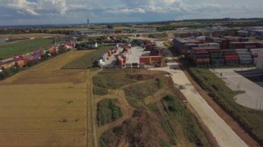 Almanya 'nın Ulm kentindeki genişleyen konteynır terminalinin hava görüntüsü ve arka planında Swabian Alpleri var..