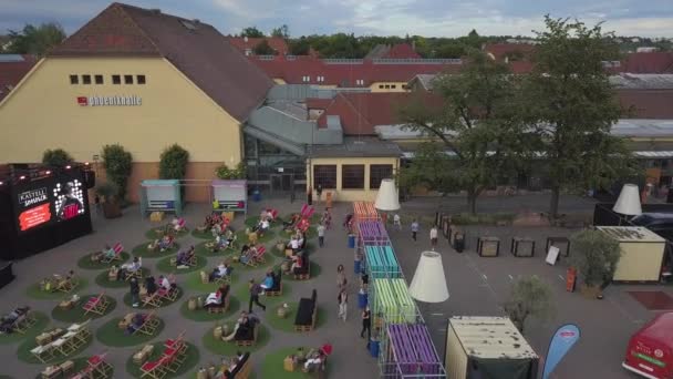 Luftaufnahme eines Open-Air-Konzerts des Kammerorchesters Stuttgart während des Kastellsommers im Römerskastell in Stuttgart - aufgrund der Corona-Pandemie, soziale Distanzierung — Stockvideo