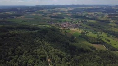 Hegau bölgesindeki sönmüş volkanların üzerinde Almanya 'daki Constance Gölü' ne doğru havadan panoramik bir manzara var.