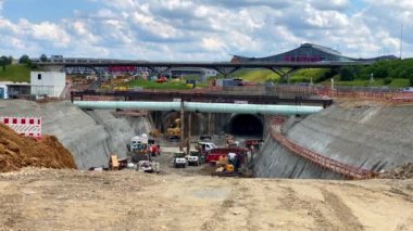 Stuttgart21 demiryolu projesinin inşaat alanı Stuttgart Havalimanı 'nda büyük makineler ile: Burada trenler yine Filderbahnhof' a inecek, havaalanını ve ticareti birbirine bağlayacak