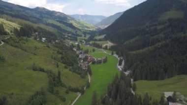 Avusturya 'nın Saalbach-Hinterglemm kentindeki Alpler' de bir yaz günü Hinterglemm Dağları 'nın tepesindeki vadiye uçan hava aracı.