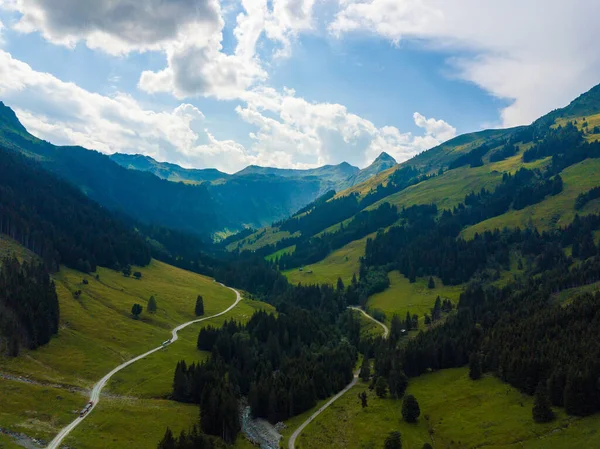 Légi felvétel a Hinterglemm-hegység völgyi fejére egy nyári napon az Alpokban, Saalbach-Hinterglemmben, Ausztriában — Stock Fotó