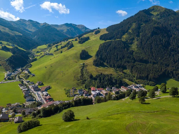 美丽的夏日，奥地利Saalbach-Hinterglemm滑雪区Hinterglemm村和山脉的空中景观 — 图库照片