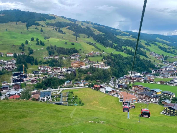 Hinterglemm köyü ve Avusturya 'nın Saalbach-Hinterglemm kayak bölgesindeki dağların manzarası güzel bir yaz günüydü. — Stok fotoğraf