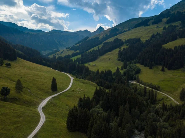Avusturya 'nın Saalbach-Hinterglemm kentindeki Alpler' de bir yaz günü Hinterglemm Dağları 'nın tepesindeki vadiye hava manzarası — Stok fotoğraf