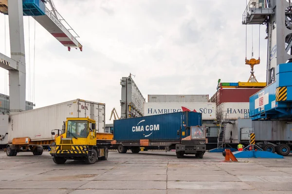 Scarico di una nave container nel porto marittimo di Stetting, Polonia — Foto Stock