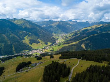 Saalbach 'tan Hinterglemm' e ve Avusturya 'nın Saalbach-Hinterglemm kentindeki Alpler' de bir yaz günü Hinterglemm Dağları 'nın vadisine hava manzarası