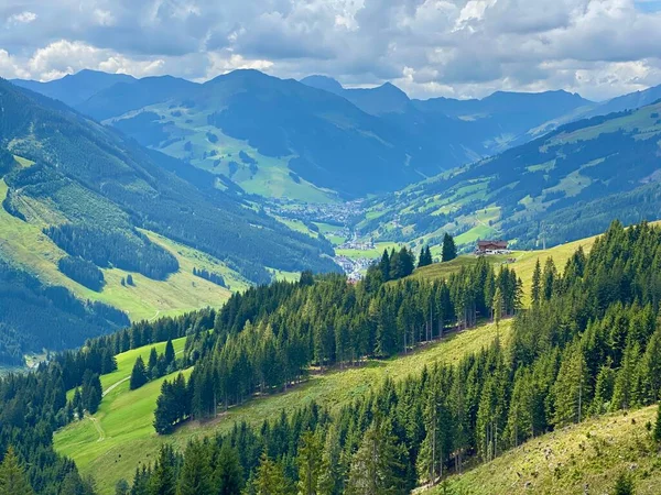 Widok z lotu ptaka na przytulną chatkę z panoramą górską z Saalbach do Hinterglemm w Alpach w Austrii w słoneczny letni dzień — Zdjęcie stockowe