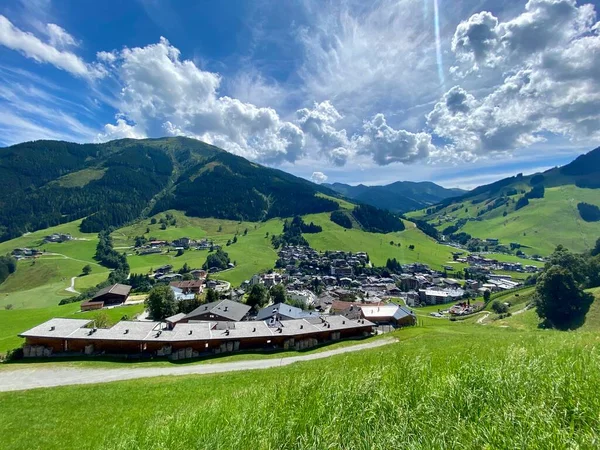 Pohled na Hinterglemm za letního dne v Alpách v Saalbach-Hinterglemm, Rakousko — Stock fotografie