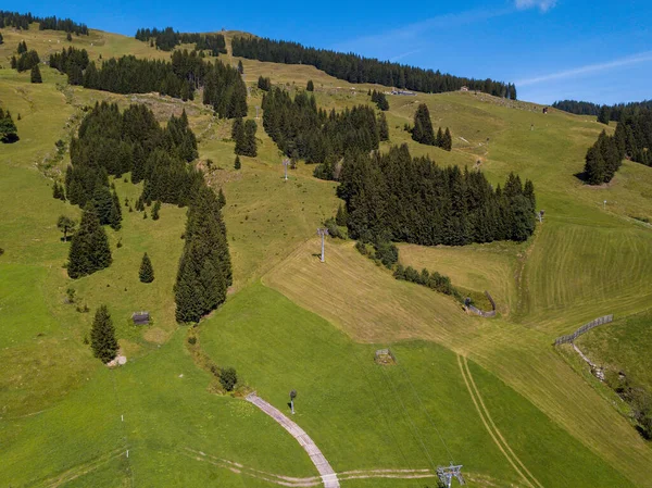 奥地利阿尔卑斯山Saalbach滑雪场的空中风景，准备在夏天徒步旅行和骑山地自行车，还有电梯和滑雪板 — 图库照片