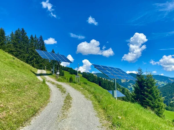 Napelemek egy környezetbarát hegyi üdülőhely előtt Saalbach-Hinterglemmben, az osztrák Alpokban, megújuló energiaforrásként — Stock Fotó