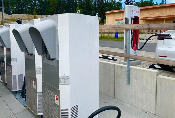 Weyarn, Duitsland - 16 augustus 2019: Tesla laadstation voor elektrische auto 's met enorme infrastructuur op de voorgrond — Stockfoto