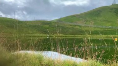 Avusturya Alpleri 'ndeki Hinterglemm kayak bölgesinde kış aylarında kartopu olarak kullanılan su rezervleri ile dağ manzarası üzerinde hareketli bir zaman çizelgesi.