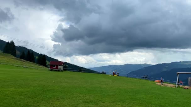 Ein Bergrettungsteam bereitet sich in den österreichischen Alpen bei Saalbach-Hinterglemm auf eine Helikopterrettung im Sommer vor — Stockvideo