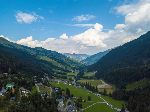 Hinterglemm Dağları 'nın vadisinden Hinterglemm ve Saalbach' a kadar uzanan hava manzarası bir yaz günü Saalbach-Hinterglemm, Avusturya 'da Alpler' de — Stok fotoğraf