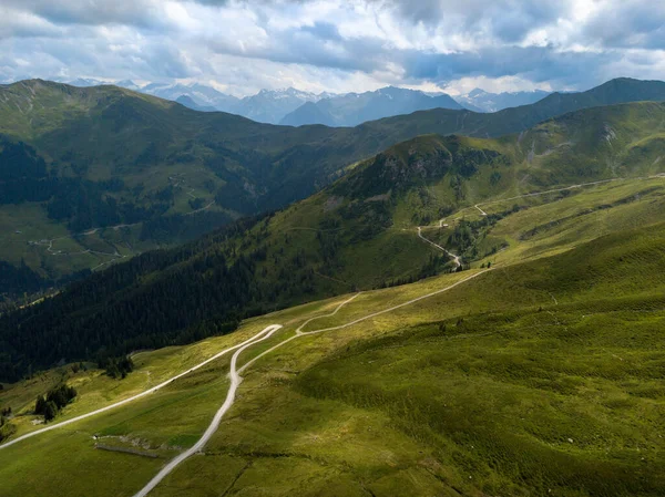 Veduta aerea sul bellissimo panorama montano sulla vetta Zwoelferkogel nel comprensorio sciistico di Hinterglemm nelle Alpi in Austria in una giornata estiva soleggiata — Foto Stock