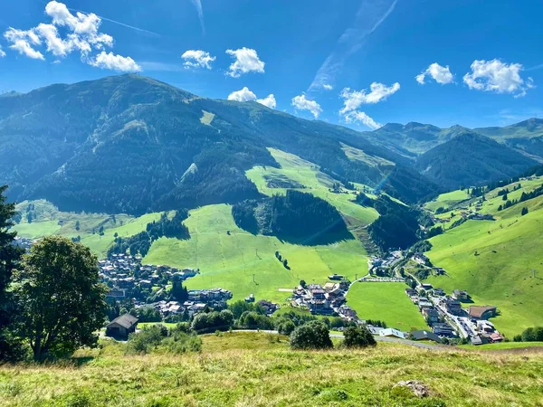 Kilátás Hinterglemm falu és hegyek Saalbach-Hinterglemm sírégió Ausztriában egy gyönyörű nyári napon — Stock Fotó