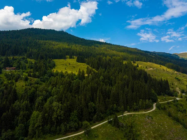 在阳光明媚的夏日，在奥地利阿尔卑斯山区Hinterglemm滑雪区舒适的小木屋和高山上的空中风景 — 图库照片