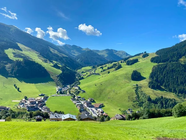 Widok na wieś Hinterglemm i góry z wyciągami narciarskimi w regionie narciarskim Saalbach-Hinterglemm w Austrii w piękny letni dzień — Zdjęcie stockowe