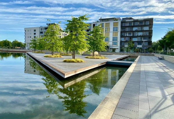 Bangunan kondominium modern dengan jendela besar dan danau bagus dengan dermaga di pameran berkebun sebelumnya di Heilbronn, Jerman — Stok Foto