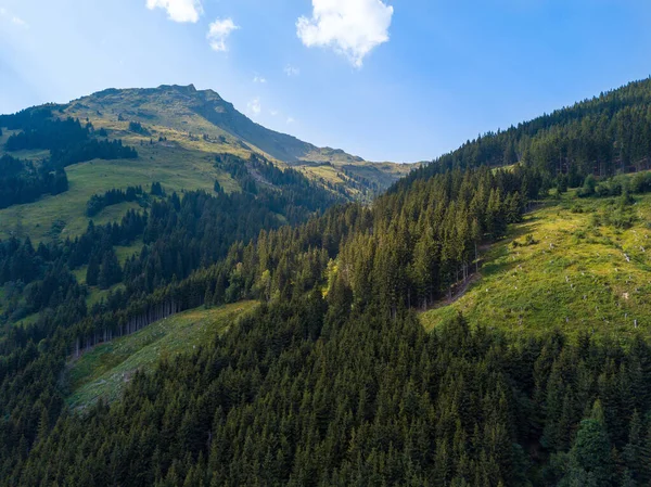 Flygfoto över dalgången vid Hinterglemmbergen en sommardag i Alperna vid Saalbach-Hinterglemm, Österrike — Stockfoto