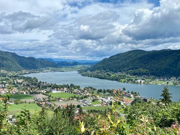 Panorama av Ossiacher Lake i Kärnten, Österrike från högt ovan på en sommardag med stora molnlandskap — Stockfoto