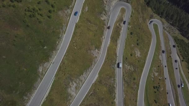 Flygfoto över den natursköna kurviga bergspassvägen till Timmelsjoch vid gränsen mellan Italien och Österrike i Alperna — Stockvideo