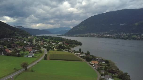 Luchtfoto op Ossiacher Lake in Karinthië, Oostenrijk vanuit Oud Ossiach op een bewolkte zomerdag. — Stockvideo