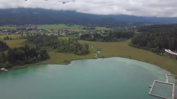 Avusturya, Carinthia 'daki Ossiacher Gölü' nün üst uçlarında büyük bulutlu bir yaz günü hava manzarası — Stok video