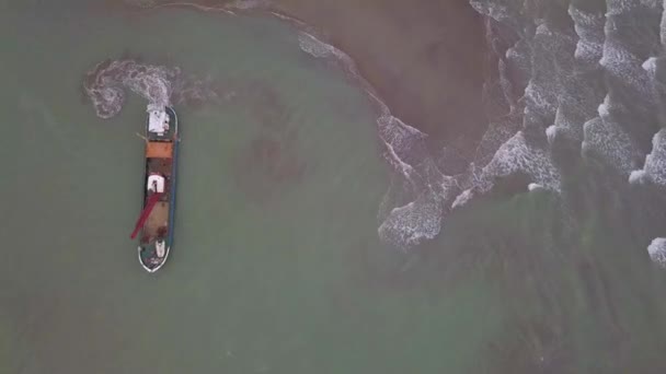 Αεροφωτογραφία από πάνω προς τα κάτω σε βυθοκόρος εκσκαφέα που εργάζεται σε κανάλι, εμβάπτιση και απομάκρυνση ιζημάτων και λάσπης από την κοίτη ποταμού σε μολυσμένη πλωτή οδό — Αρχείο Βίντεο
