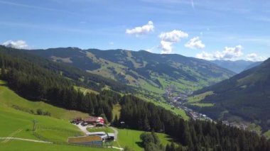 Avusturya 'daki Alpler' de Hinterglemm 'den Saalbach' a kadar dağ manzaralı rahat bir kulübe. Güneşli bir yaz gününde