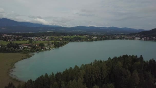 オーストリアのカリンシアにあるオシアチャー湖の上端の空の景色素晴らしい雲の多い夏の日 — ストック動画